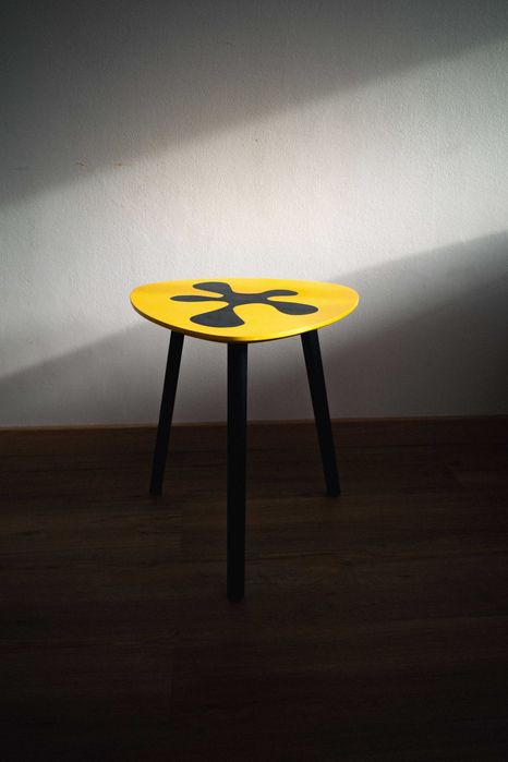 Mesa de apoio triangular