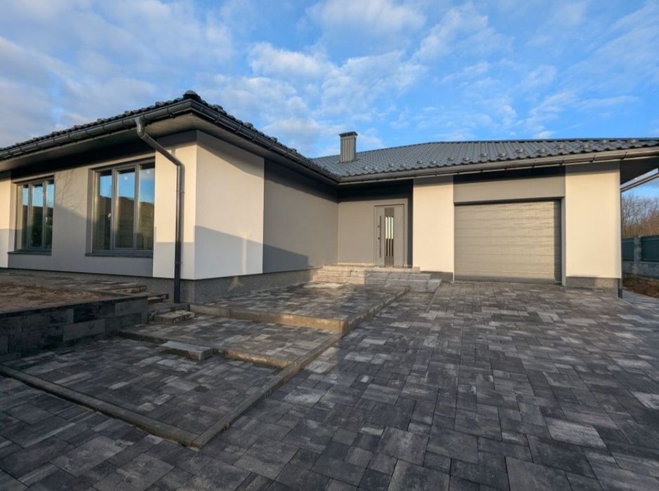 Продаж будинку з гаражем біля Києва/ділянка 7,5 соток/газ