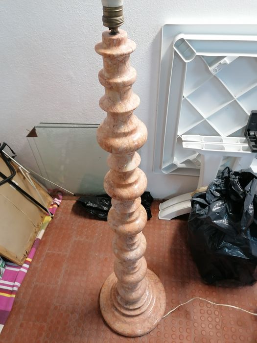 Candeeiro pé alto Mármore Rosa