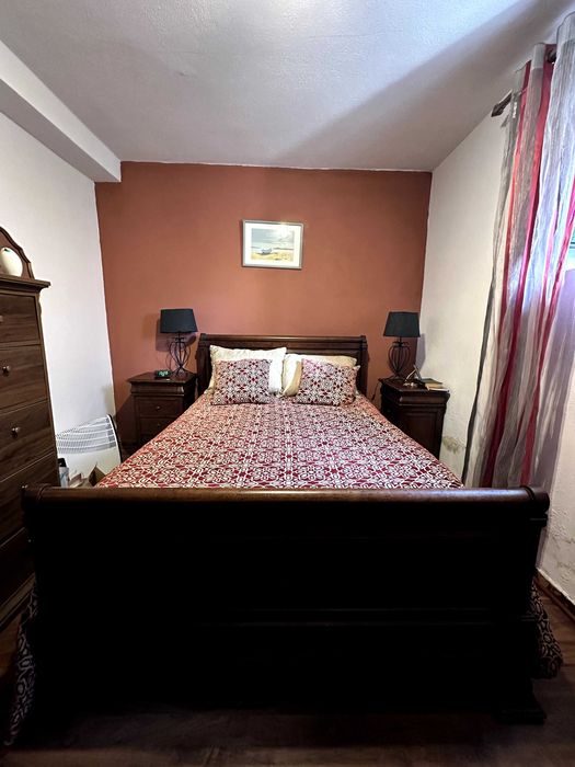 Cama de casal + 2 mesas de cabeceira. Madeira de Excelente qualidade.