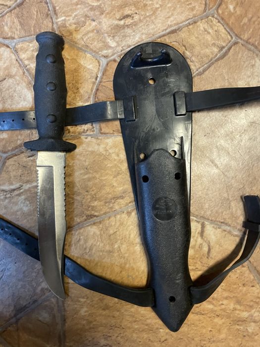 Nóż nurkowy używany