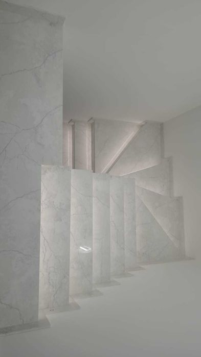 Schody wewnetrze z kamienia marmur granit konglomerat kwarcowy