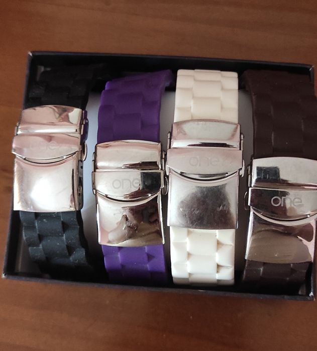 Relógio One com 8 braceletes