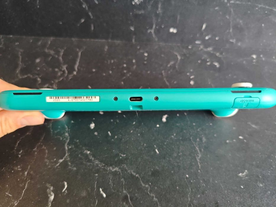 Konsola Nintendo Switch Lite + Etui + Nakładki
