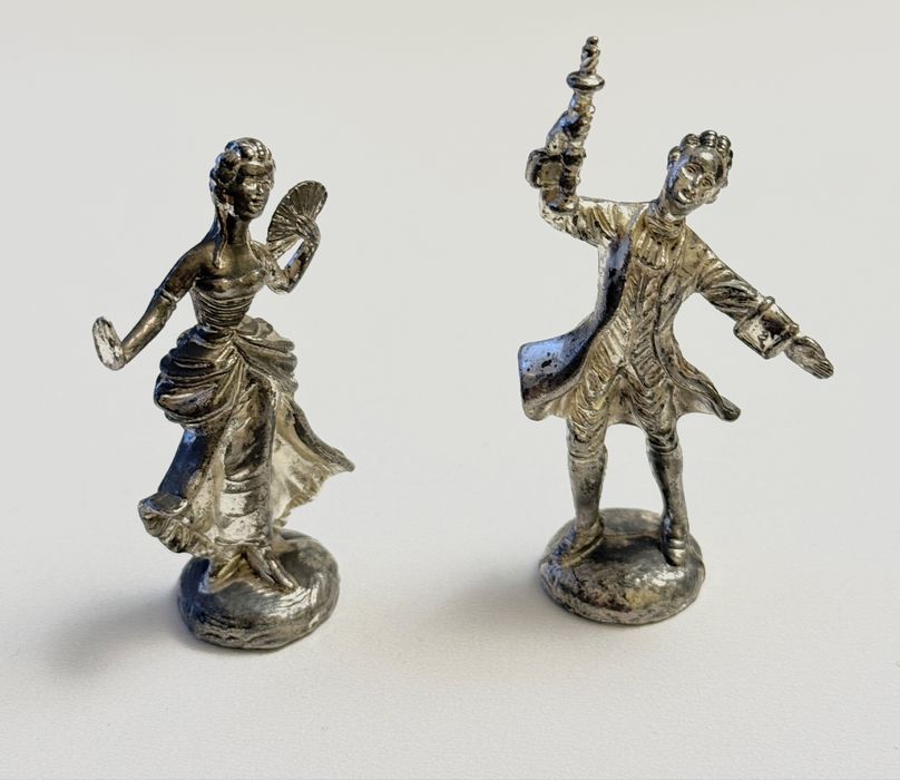 Stare figurki metalowe platerowane kolekcjonerskie para