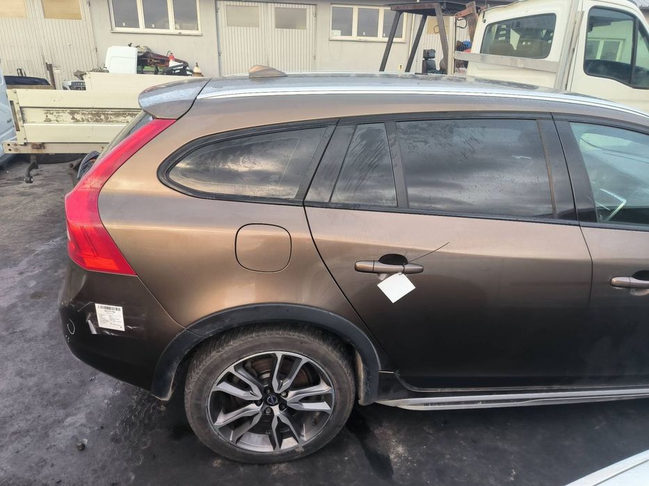 ĆWIARTKA BŁOTNIK PRAWY TYŁ VOLVO V60 Cross Country 700
