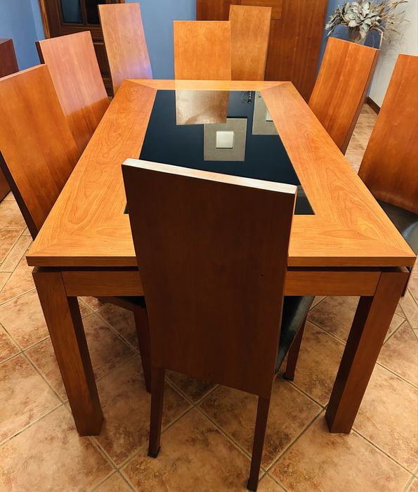 Mesa extencível em cerejera, composta por 8 cadeiras em polipel pretas