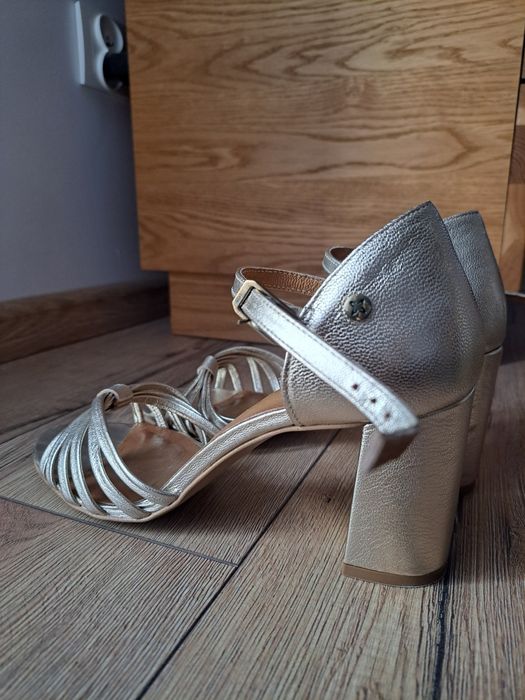 Złote sandały na słupku Maciejka