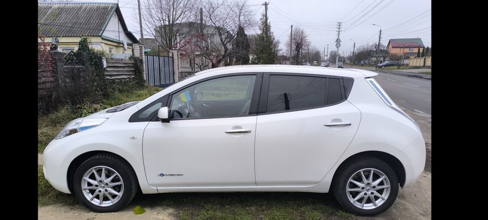 Оренда Nissan Leaf. Салон шкіра. 11/12 поділок.
