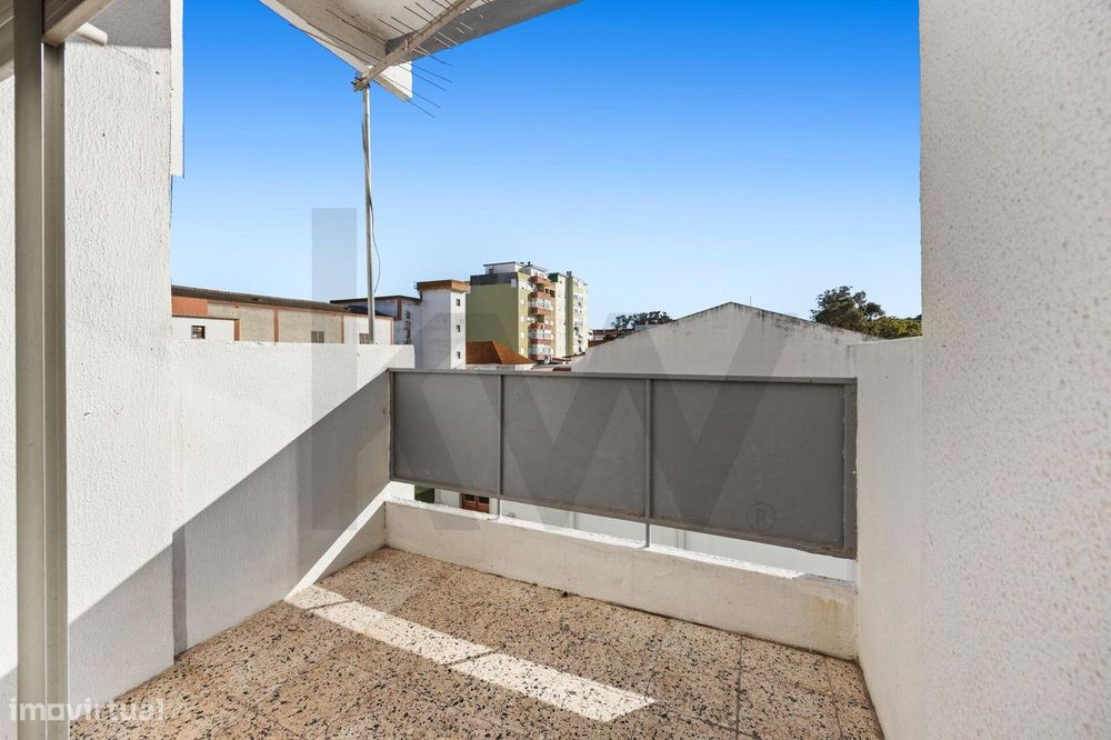 Vende T3 de 110m2 com varanda no Centro da Moita