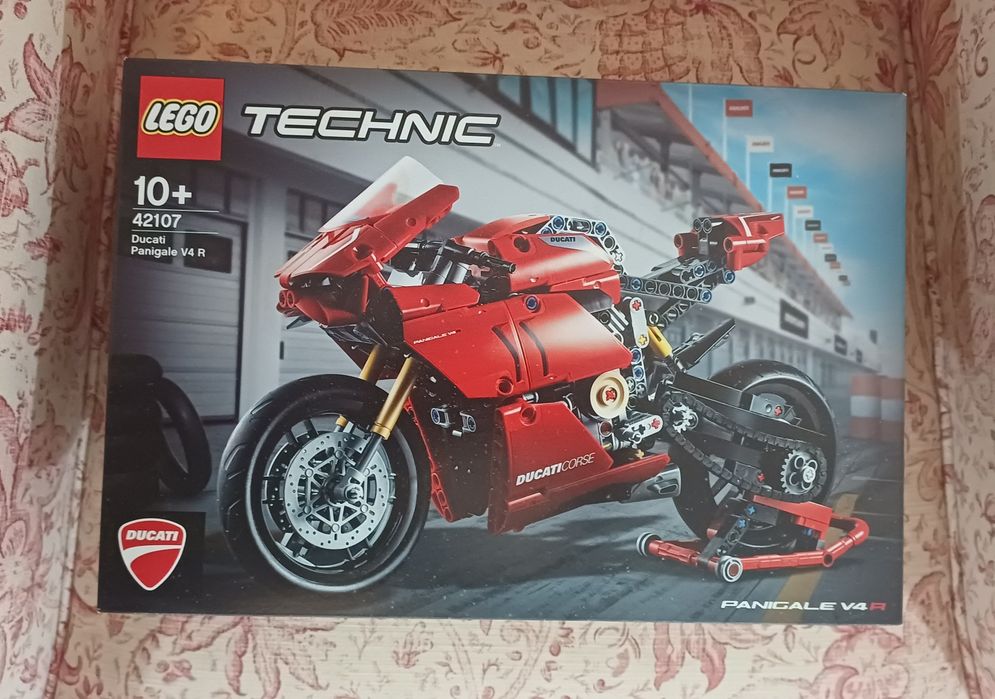 42107 - Ducati Panigale V4 R
Novo.
Conforme as fotografias.