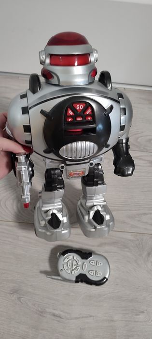 Розумний робот на радіоуправлінні, танцює, стріляє дисками