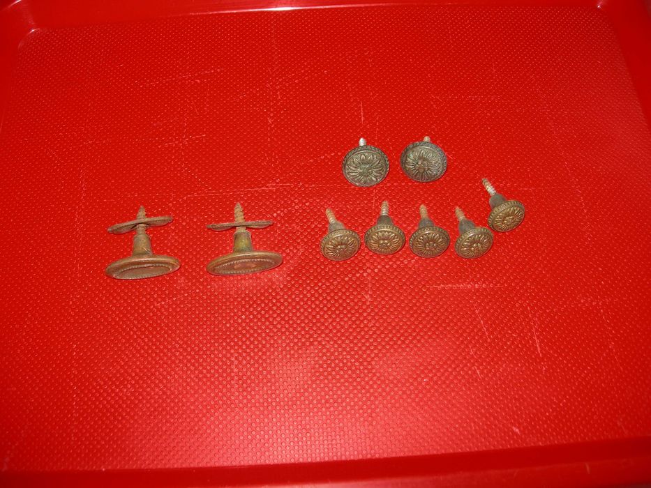 Puxadores antigos. Pequenos, metal amarelo.