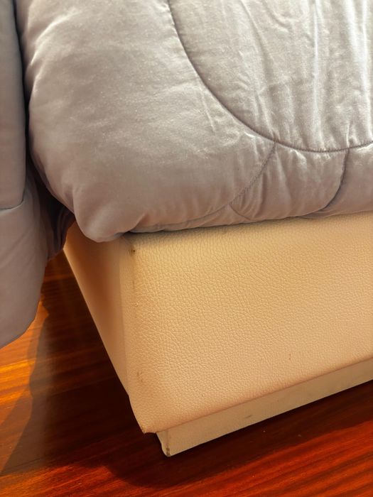 Cama sommlier em pele branca + estrado + colchão