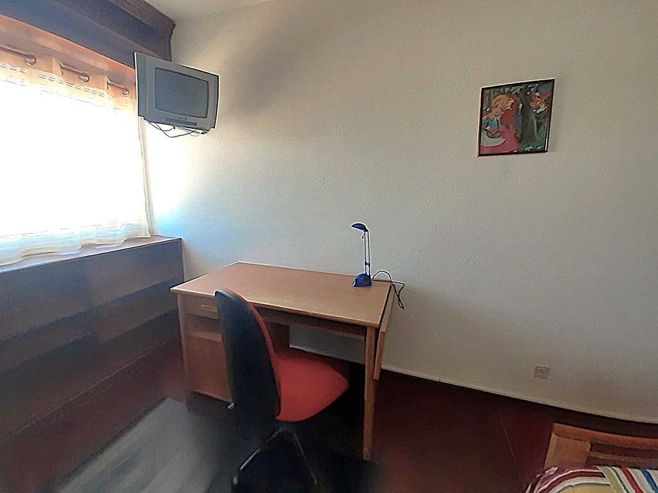 INDISPONÍVEL - Quarto individual a estudante ou jovem trabalhadora. Localização excelente junto ao metro da Ameixoeira (Lumiar) - linha amarela