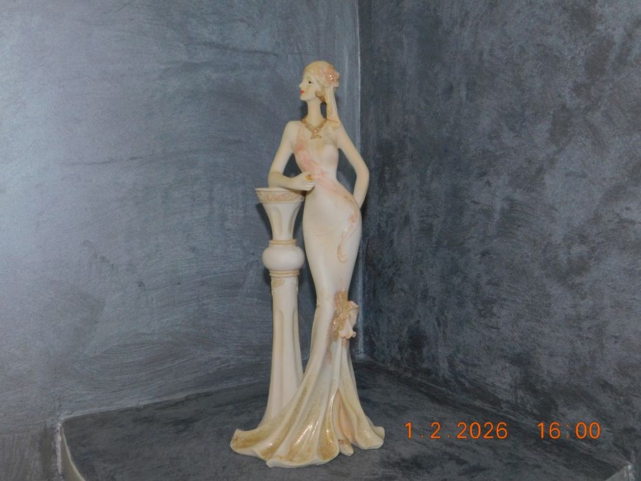 Фарфорова статуетка