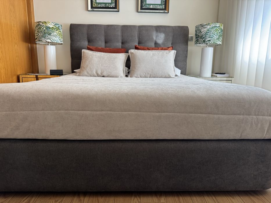 Cama de casal em veludo cinza