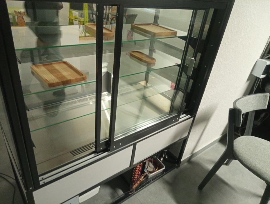 Продам холодильну Вітрину Куб 120 на 120