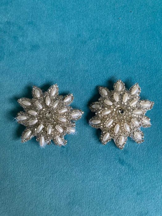 Nowe piękne srebrne klipsy do butów perełki śnieżynki vintage