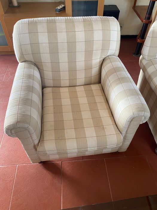 Poltronas beje e branco