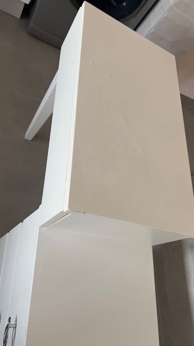 Escrivaninha Branca com algumas marcas de uso por conta dos miúdos