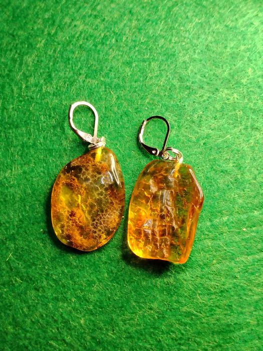 Kolczyki z naturalnym bursztynem bałtyckim.