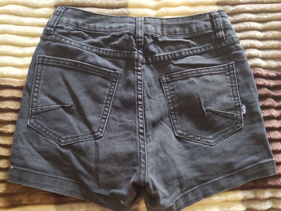 Шортики на дівчину