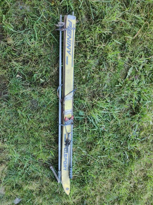 Stare drewniane narty, zabytek, retro