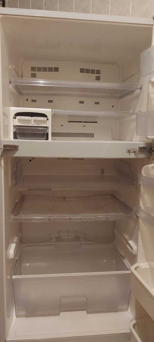 Холодильник SHARP.