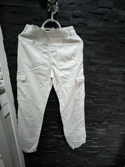 Białe spodnie marki Pull & Bear w rozmiarze roz 34