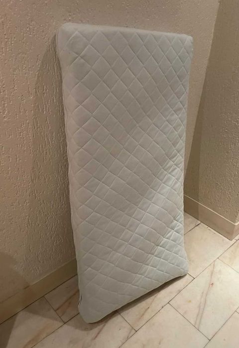 Cama/Berço de grades em madeira, com colchão