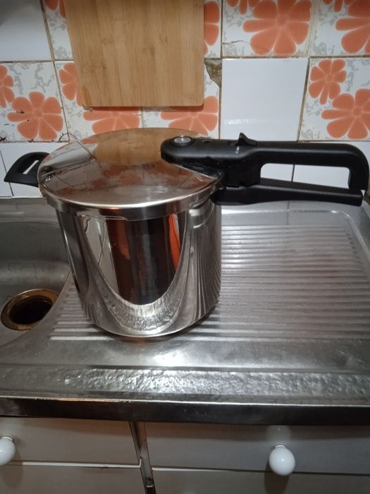 Panela de pressão de inox como nova de 8L impecavel.l