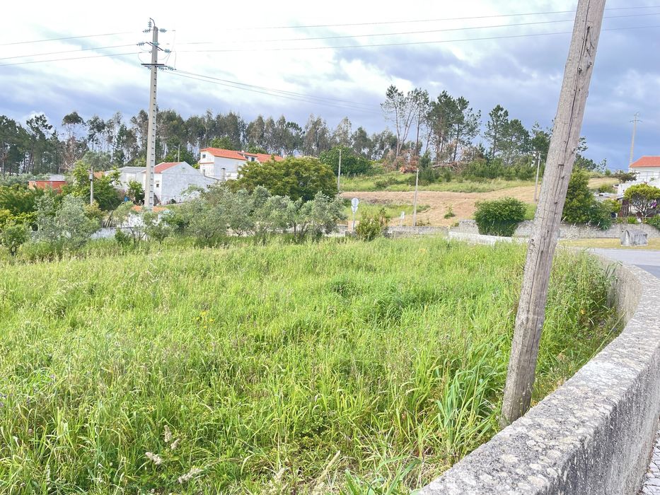 Vende-se terreno rústico urbanizável com todas as infraestruturas disponiveis. A 6km da A8 e a 20 minutos das praias.