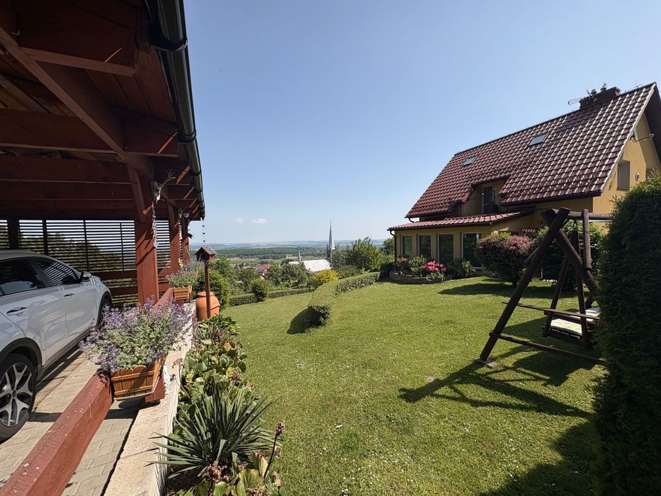 Dom z panoramicznym widokiem przy lesie