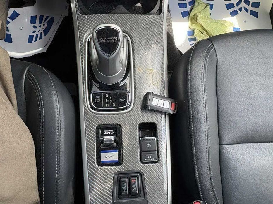 Mitsubishi Outlander Hybrid      2022