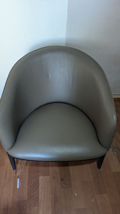 Cadeirão em pele natural