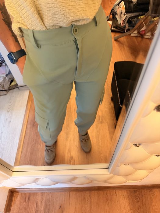 Stylowe spodnie cargo w kolorze pistacjowym