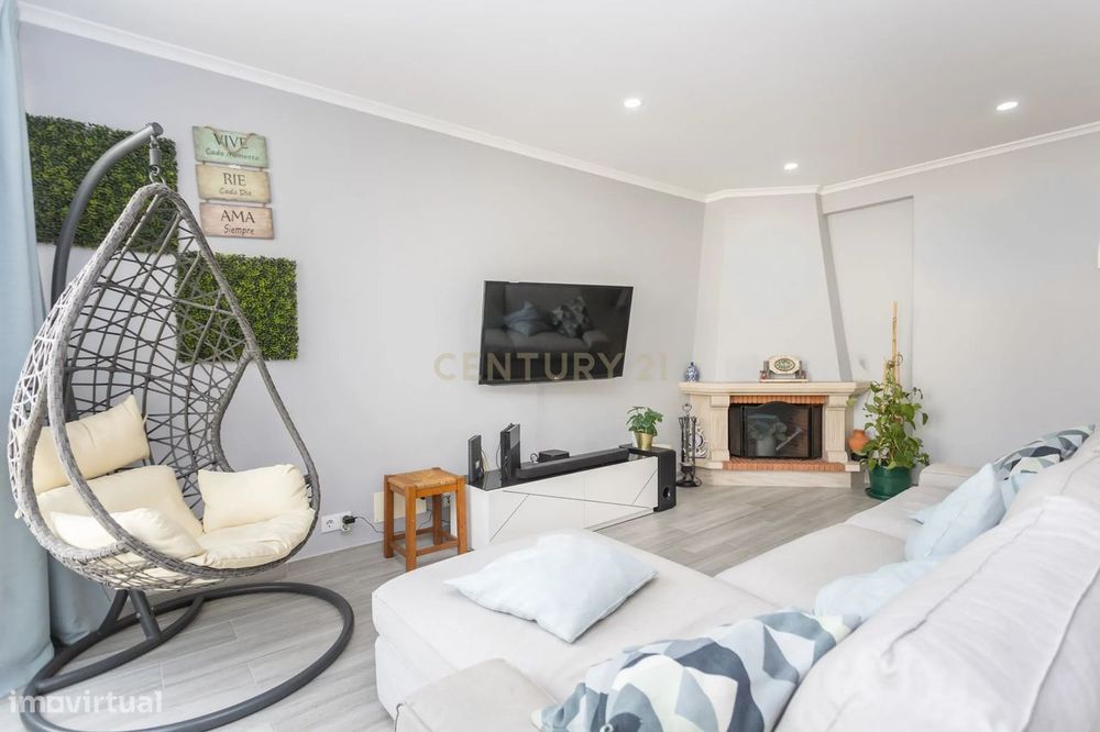 Apartamento T2 remodelado em Paio Pires com arrecadação