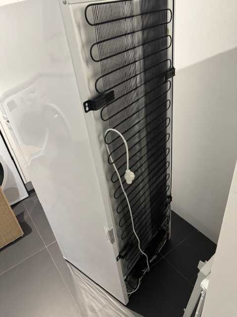 Refrigerator Congelador Alto Indesit Volume 212 L