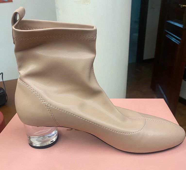 Bota de senhora Zara taco transparente