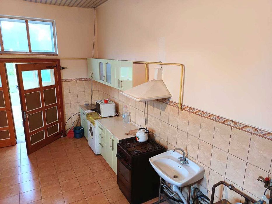 Просторий сучасний будинок з ремонтом, є-відновлення, постанова