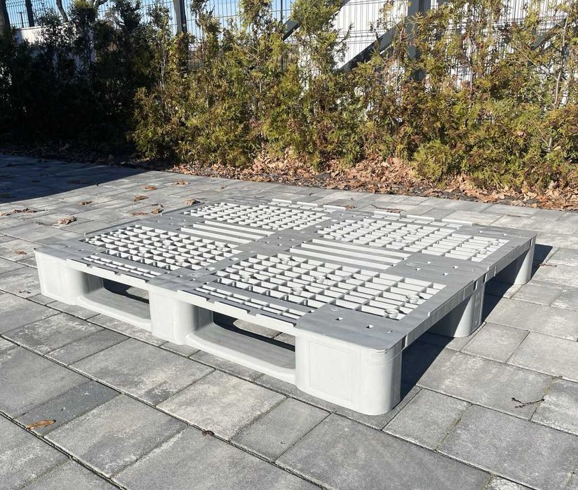Palety plastikowe, używane 120x100x15cm w bardzo dobrym stanie