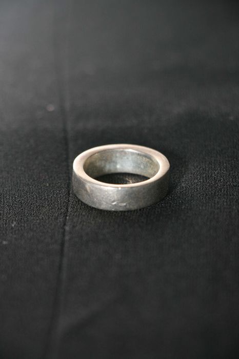 Anel Prateado e Preto com Brilhantes