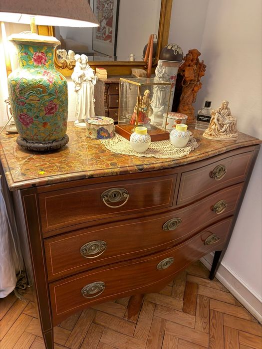 Cómoda vintage com tampo em mármore