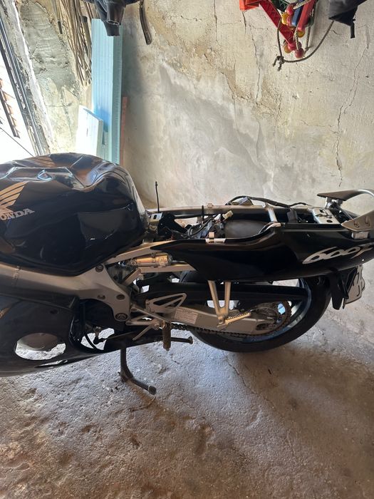 Honda cbr f4i по запчастинам або цілий