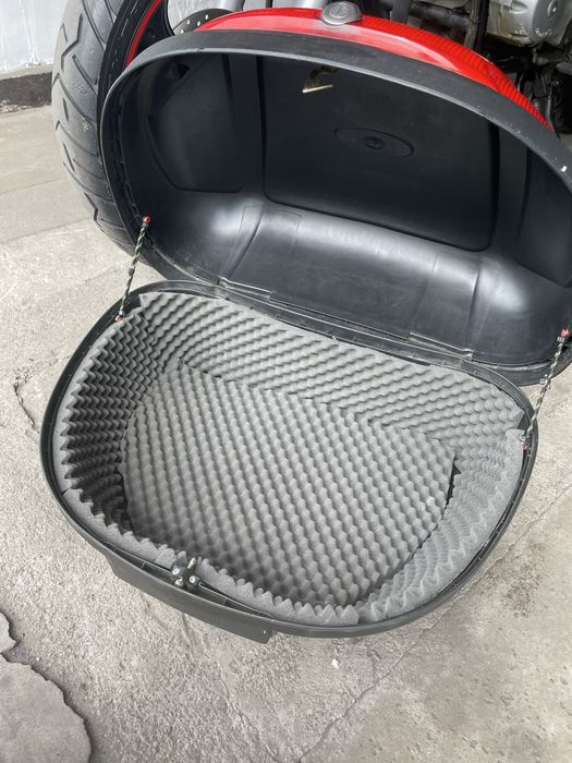 Kufer awina na motocykl dwa kaski