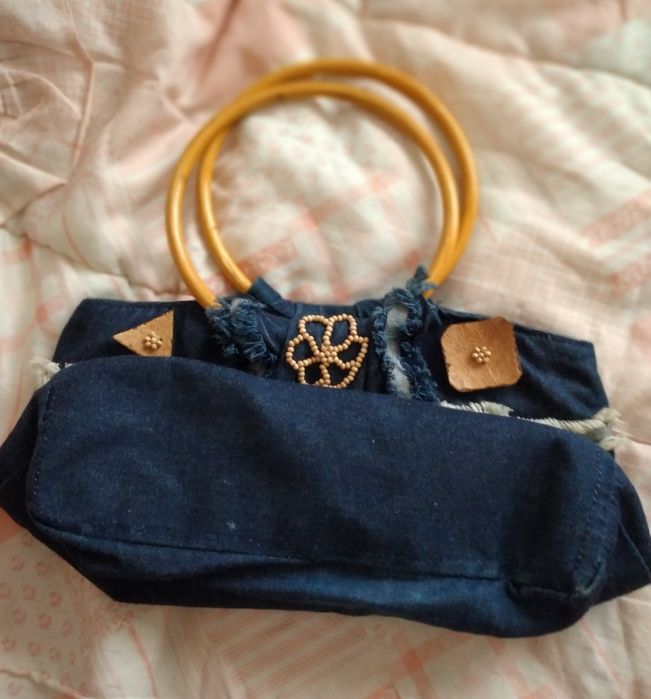 Carteira de ganga com aplicações de bambu