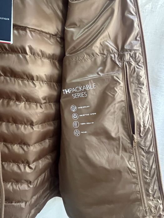 Сучасна чоловіча куртка, відомого бренду.