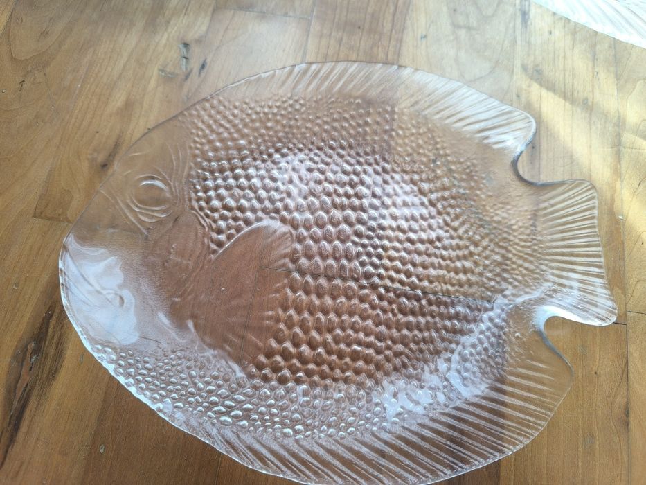 Arcoroc Fish-Shaped Serving Platter and Plates436593588595609602
