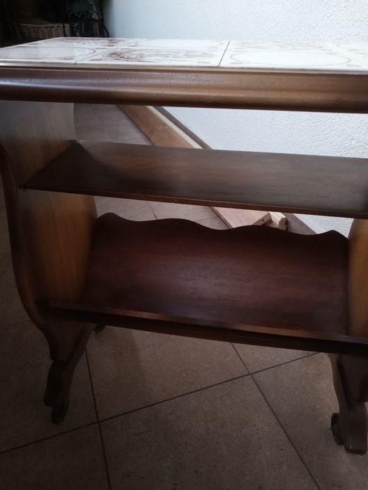 Gazetnik drewniany z kafelkami